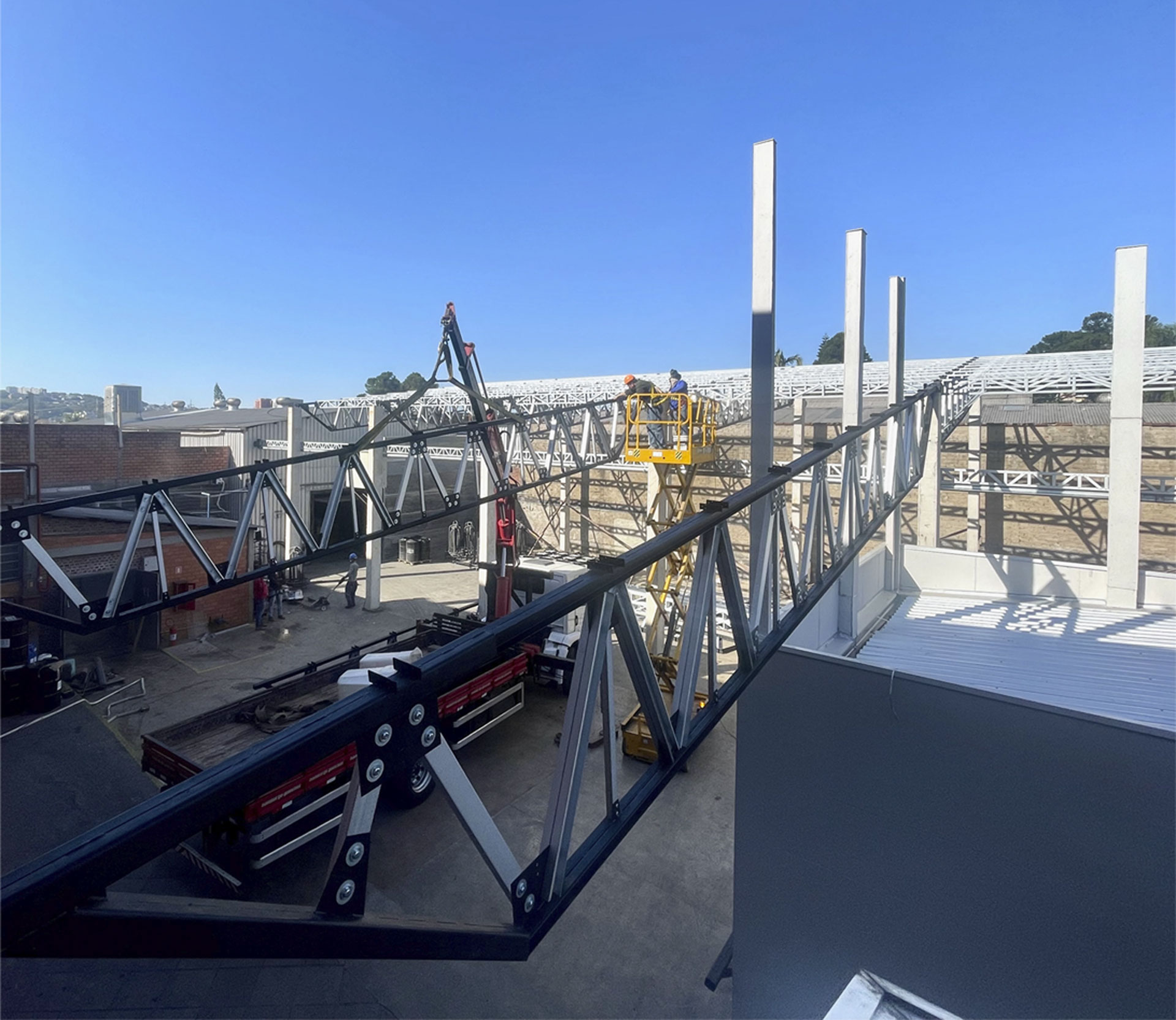 Obra de construção com estruturas metálicas IMECON sendo instaladas